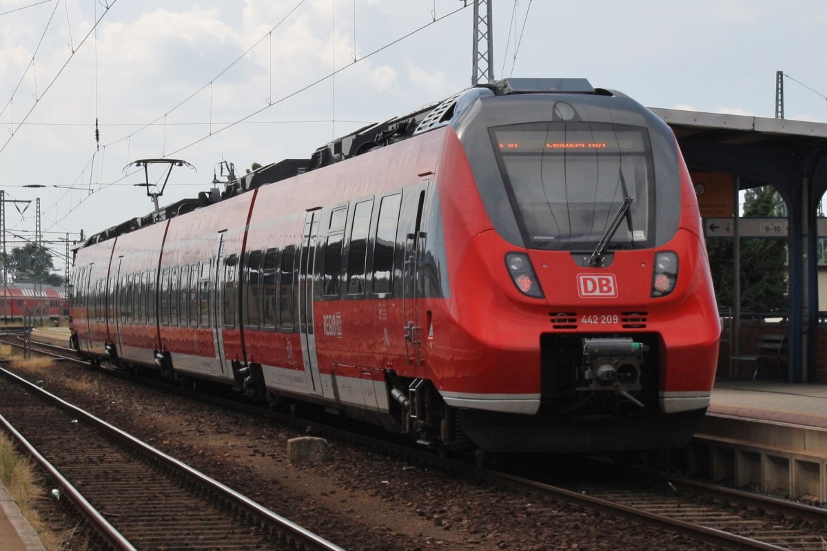 Hier 442 209-3 als RE10 (RE18460) von Cottbus nach Calau(NI), bei der Ausfahrt am 11.7.2014 aus Cottbus. 