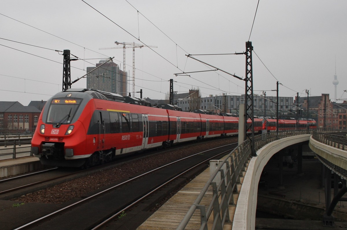 Hier 442 319-0 und 442 136-8 als RE7 (RE18723) von Berlin Schönefeld Flughafen nach Borkheide, bei der Einfahrt am 28.3.2014 in Berlin Hbf. 
