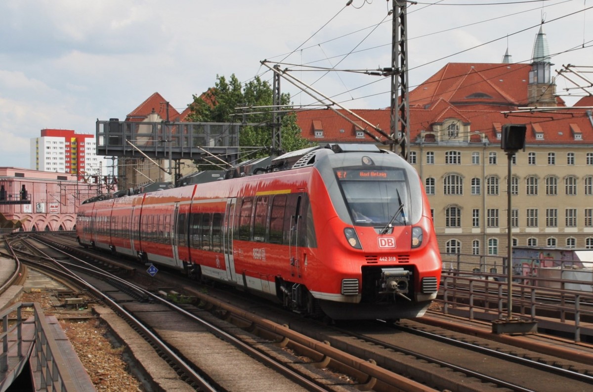 Hier 442 319-0 als RE7 (RE18723)  Airport-Express  von Wünsdorf-Waldstadt nach Bad Belzig, bei der Einfahrt am 28.6.2014 in Berlin Alexanderplatz.