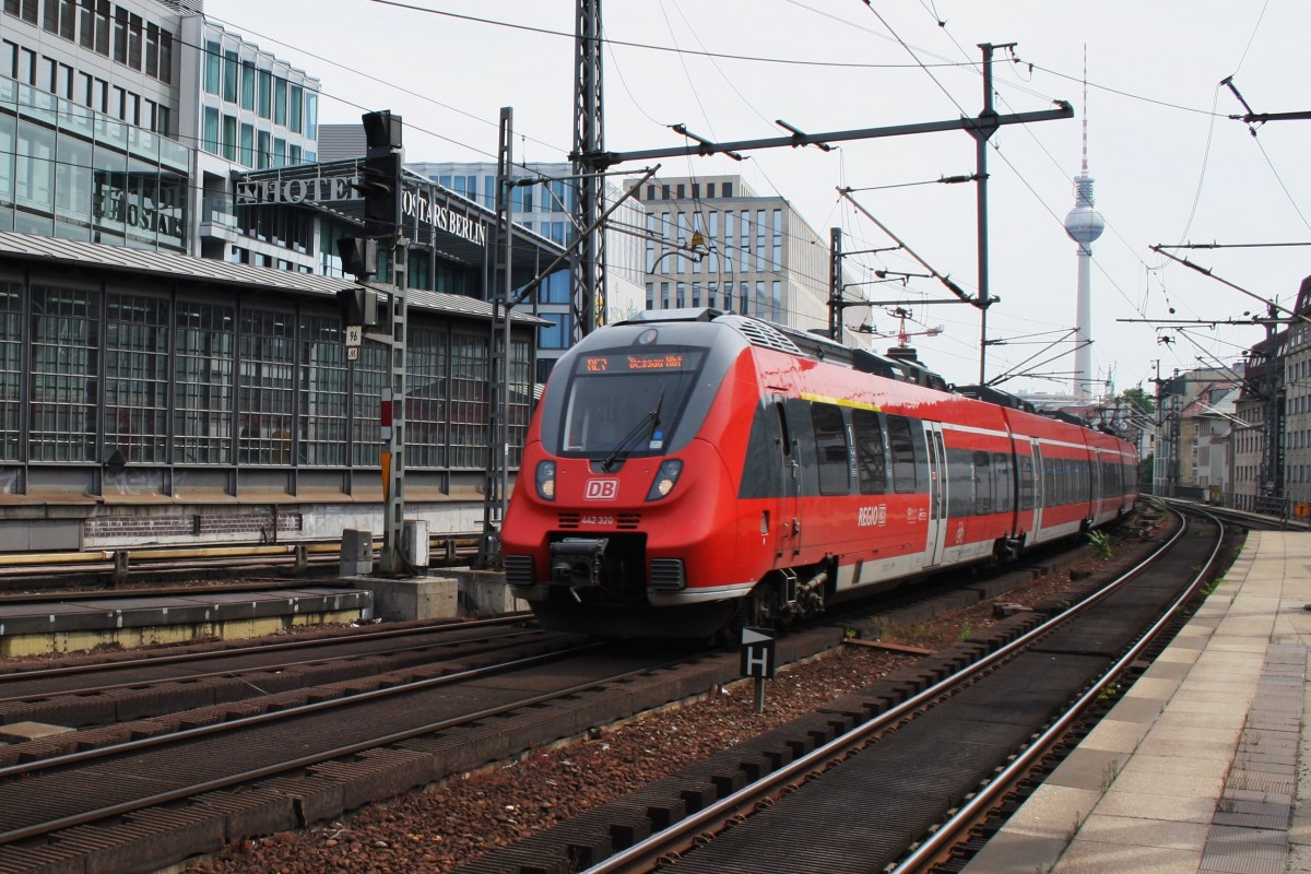 Hier 442 320-8 als RE7 (RE18713)  Airport-Express  von Wünsdorf-Waldstadt nach Dessau Hbf., bei der Einfahrt am 28.6.2014 in Berlin Friedrichstraße.