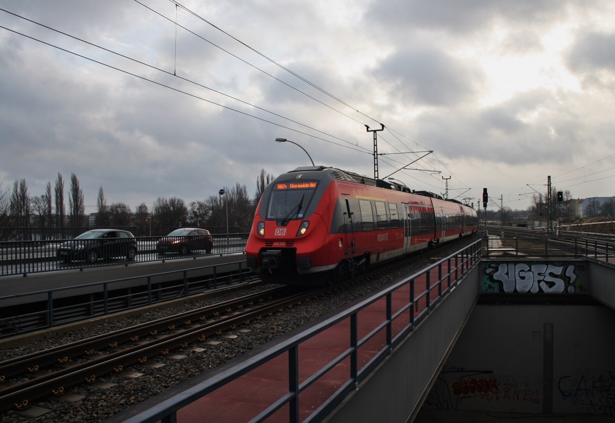 Hier 442 325-7 als RB24 (RB18359) von Senftenberg nach Eberswalde Hbf., bei der Einfahrt am 18.12.2015 in Berlin Ostkreuz. 