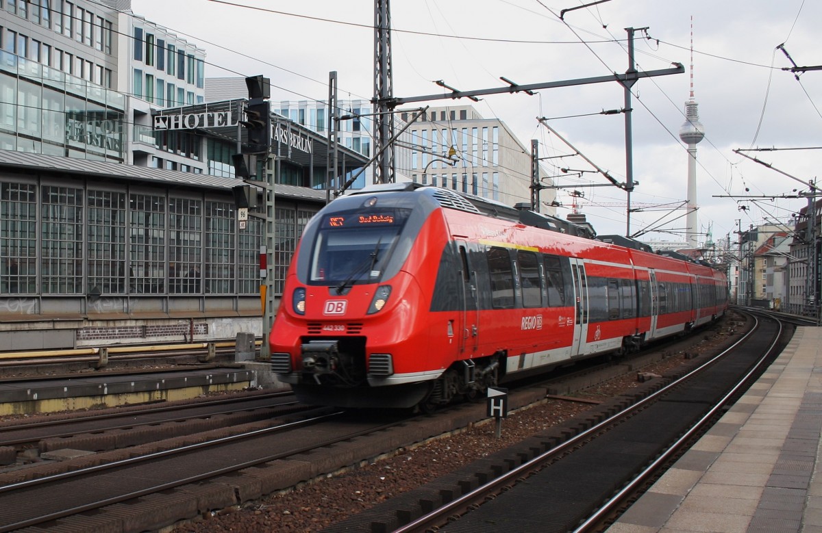 Hier 442 330-7  Dessau-Roßlau  als RE7 (RE18717) von Wünsdorf-Waldstadt nach Bad Belzig, bei der Einfahrt am 15.3.2014 in Berlin Friedrichstraße. 