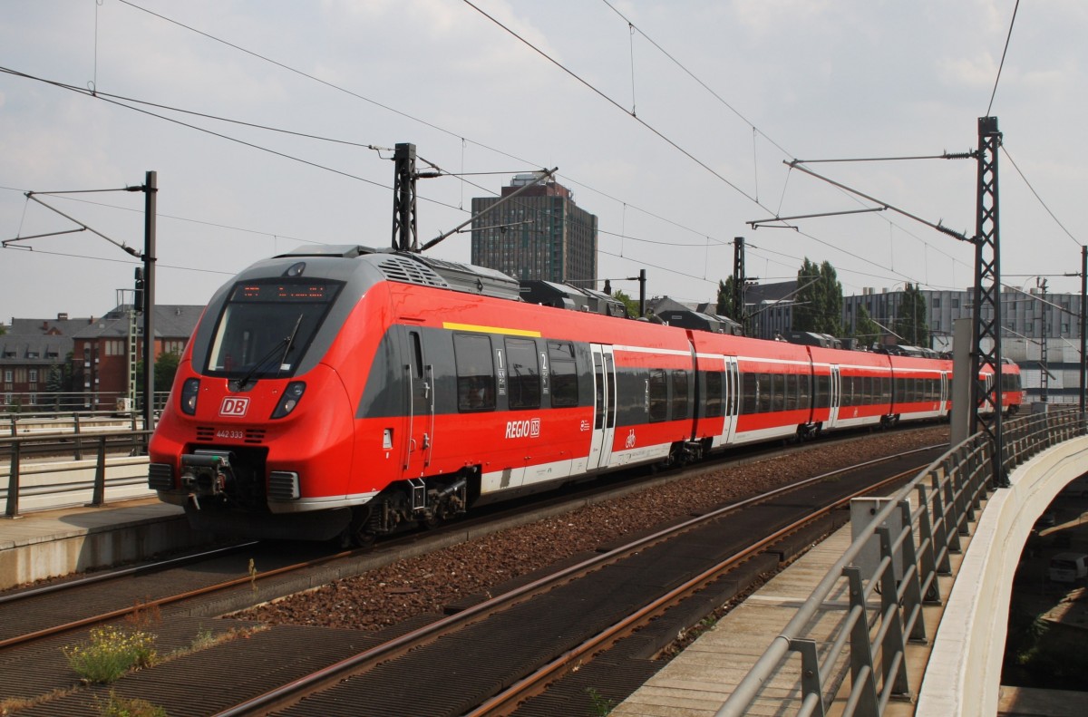 Hier 442 333-1 als RE7 (RE18715) von Wünsdorf-Waldstadt nach Dessau Hbf., bei der Einfahrt am 26.7.2013 in Berlin Hbf. 