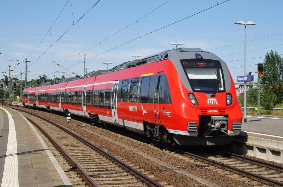 Hier 442 344-8 als RE7 (RE4380) von Ludwigslust nach Wismar, bei der Ausfahrt am 21.7.2014 aus Schwerin Hbf. 