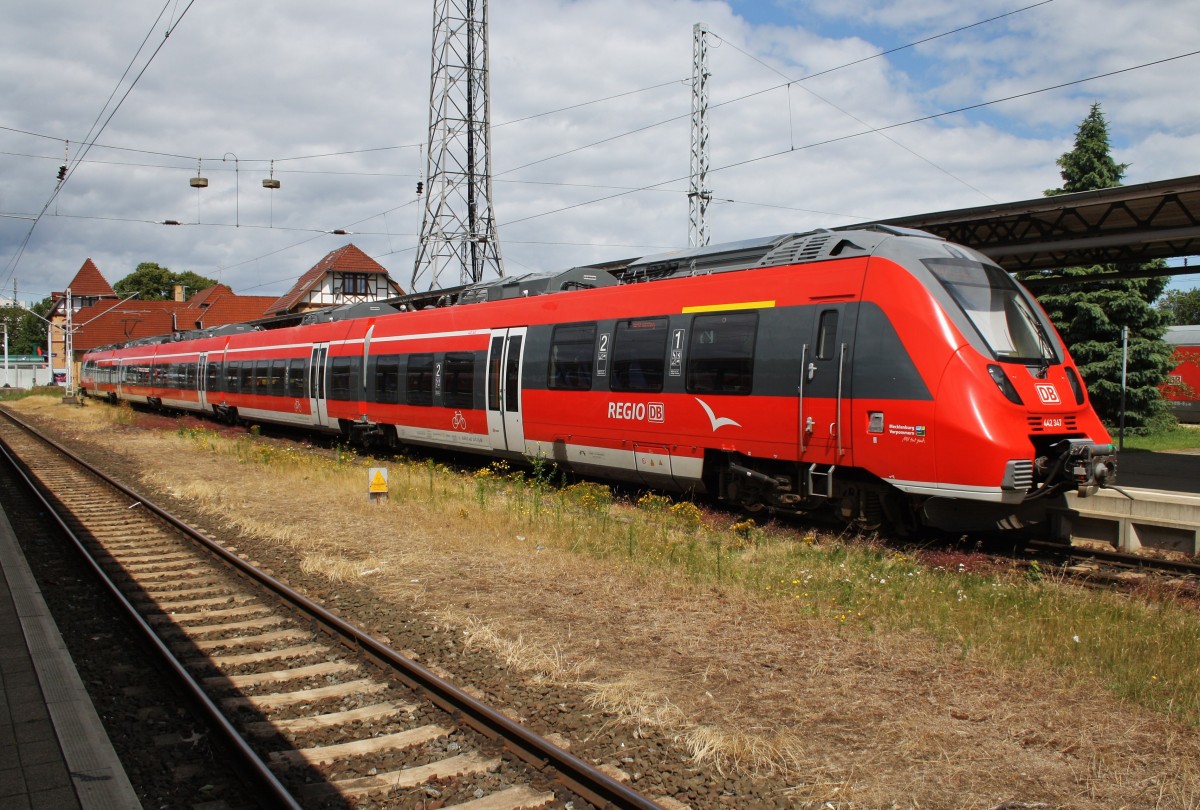 Hier 442 347-1 als S1 von Rostock Hbf. nach Warnemünde, dieser Triebzug stand am 26.7.2015 in Warnemünde.