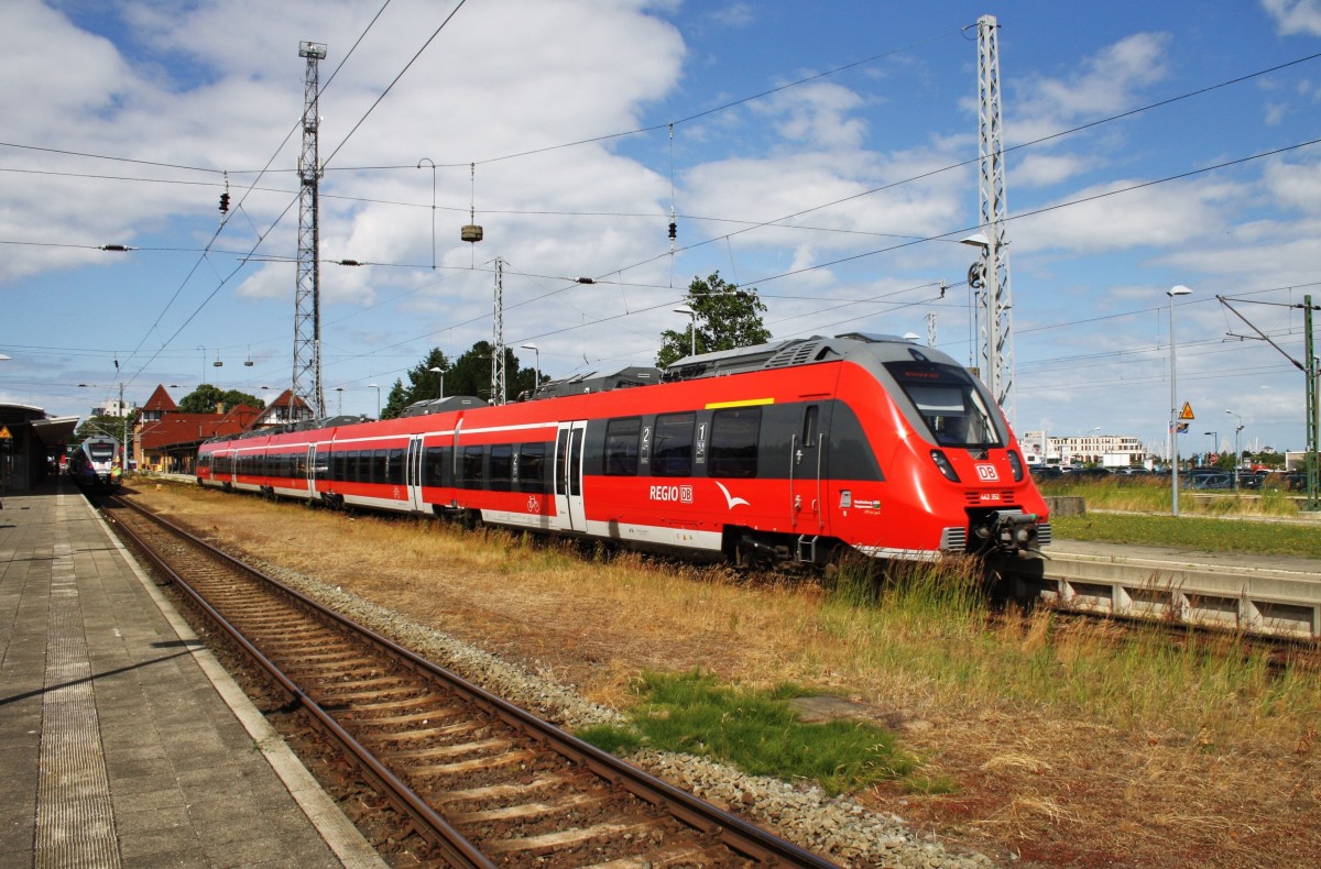 Hier 442 352-1 als S1 von Warnemünde nach Rostock Hbf., bei der Ausfahrt am 26.7.2015 aus Warnemünde.