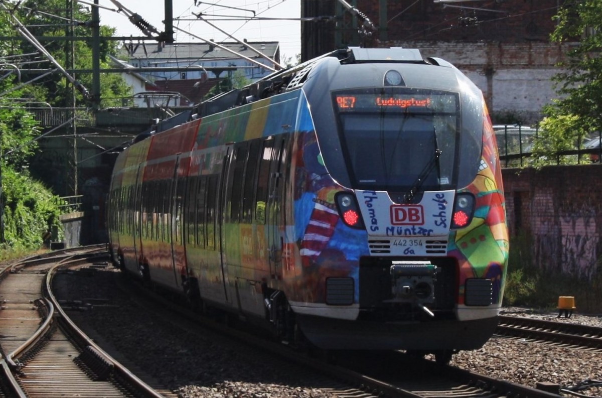 Hier 442 354-7 als RE7 (RE4347) von Wismar nach Ludwigslust, bei der Ausfahrt am 21.7.2014 aus Schwerin Hbf. 