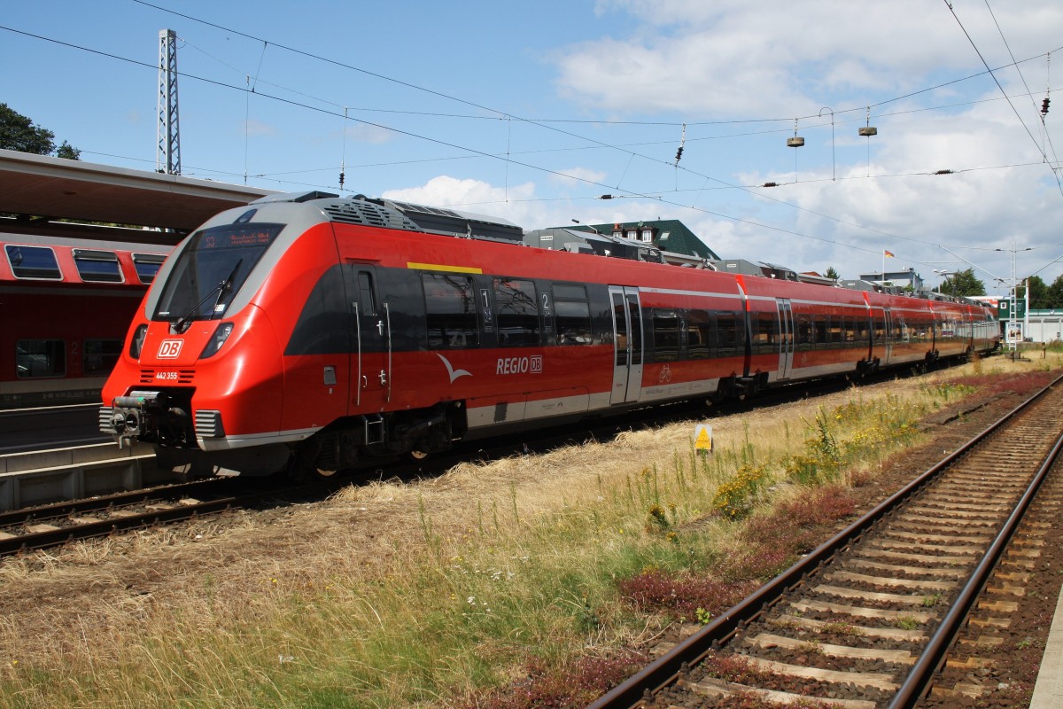 Hier 442 355-4 als S3 von Warnemünde nach Rostock Hbf., dieser Triebzug stand am 26.7.2015 in Warnemünde.  