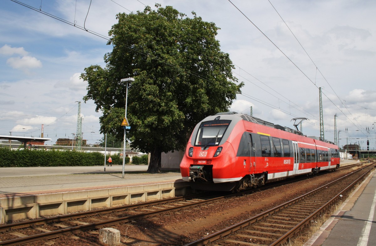 Hier 442 506-2 als RB43 (RB28890) von Cottbus nach Falkenberg(Elster), bei der Ausfahrt am 25.7.2015 aus Cottbus. 