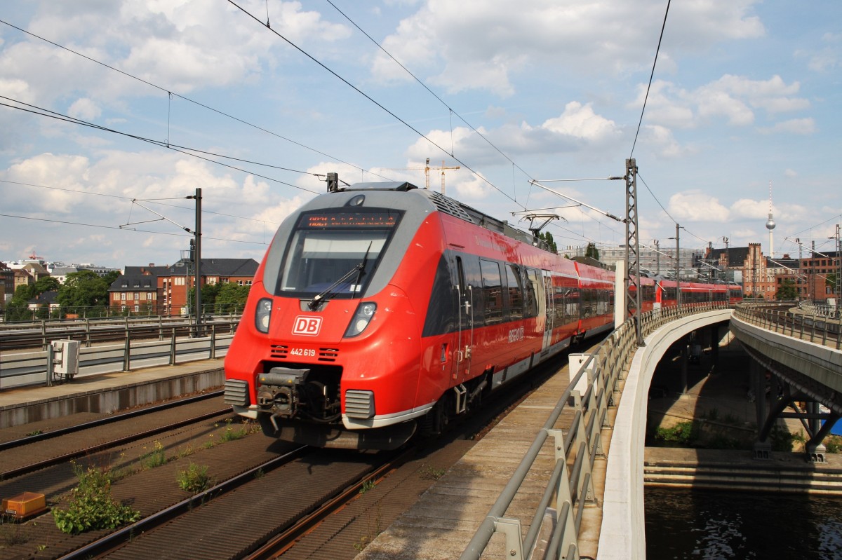 Hier 442 619-3  Potsdam Park Sanssouci  und 442 632-6 als RB21 (RB18263) von Golm nach Berlin Friedrichstraße, bei der Ausfahrt am 27.6.2014 aus Berlin Hbf.
