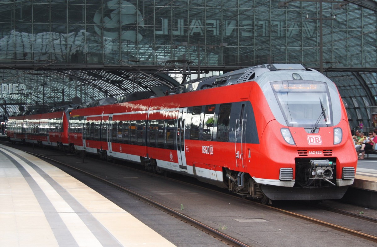 Hier 442 620-1 als RE1 (RB18544) von Berlin Friedrichstraße nach Brandenburg Hbf. mit 442 624-3 als RB22 (RB28826) von Berlin Friedrichstraße nach Berlin Schönefeld Flughafen, bei der Einfahrt am 26.7.2013 in Berlin Hbf. 