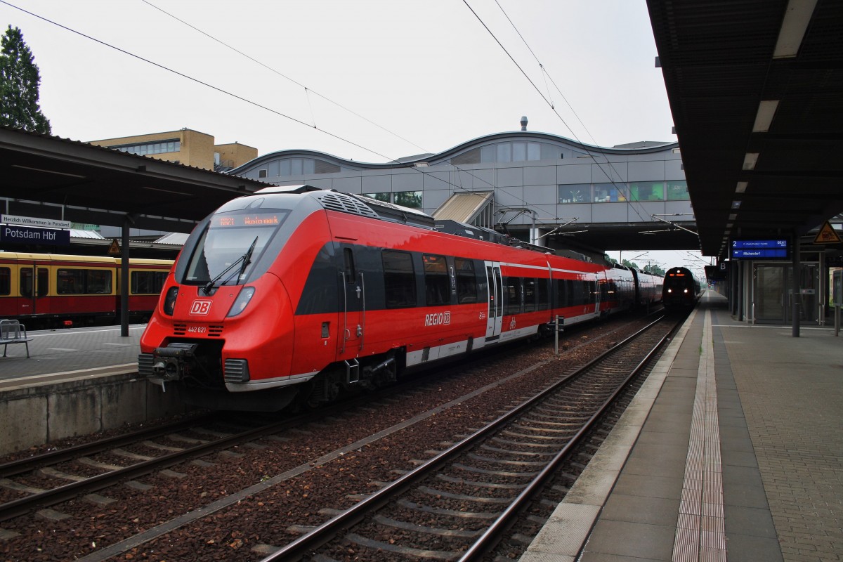 Hier 442 621-9 als RB21 (RB18658) von Potsdam Hbf. nach Wustermark mit 442 127-7 als RB22 (RB28810)  Airport-Express Schönefeld  von Potsdam Hbf. nach Berlin Schönefeld Flughafen, dieser Triebzugverband stand am 1.5.2014 in Potsdam Hbf. 