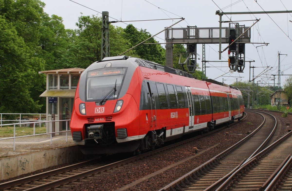 Hier 442 621-9 als RB21 (RB18666) von Potsdam Hbf. nach Wustermark, bei der Einfahrt am 1.5.2014 in Potsdam Park Sanssouci. 