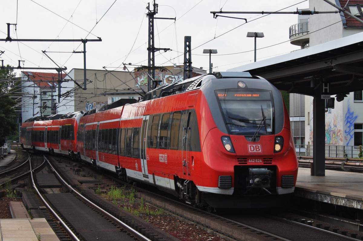 Hier 442 624-3 als RB22 (RB18673)  Airport-Express  von Berlin Schönefeld Flughafen nach Berlin Friedrichstraße mit 442 127-7 als RB21 (RB18673) von Golm nach Berlin Friedrichstraße, bei der Einfahrt am 27.6.2014 in Berlin Friedrichstraße.