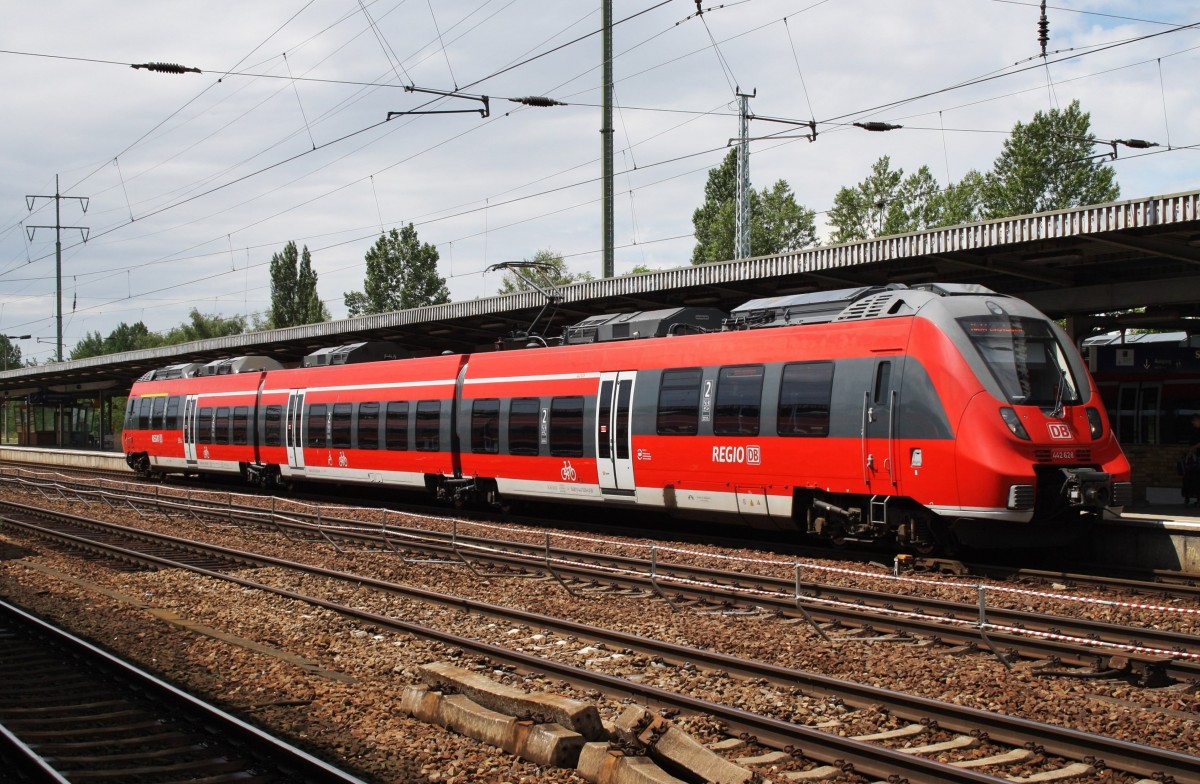 Hier 442 628-4 als RB22 (RB28814)  Airport-Express  von Potsdam Hbf. nach Berlin Schönefeld Flughafen, dieser Triebzug stand am 14.6.2014 in Berlin Schönefeld Flughafen.