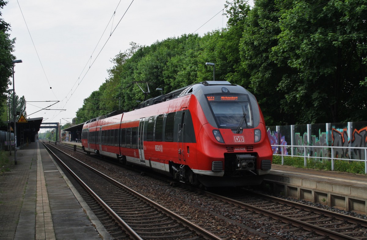 Hier 442 628-4 als RB23 (RB28860) von Potsdam Hbf. nach Michendorf, bei der Einfahrt am 1.5.2014 in Potsdam Charlottenhof. 