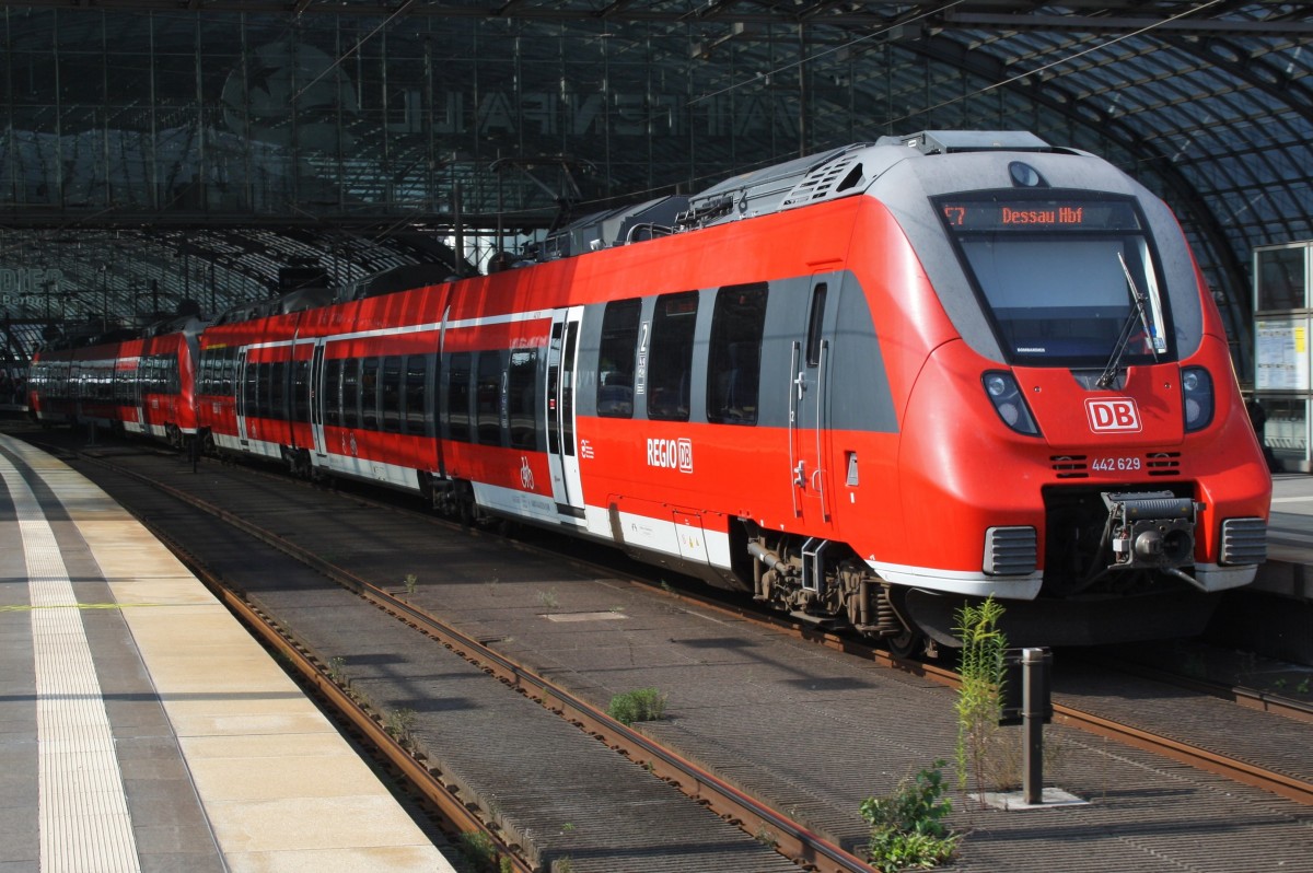 Hier 442 629-2 und 442 623-5 als RE7 (RE18717)  Airport-Express  von Wünsdorf-Waldstadt nach Dessau Hbf., bei der Einfahrt am 6.9.2014 in Berlin Hbf. 
