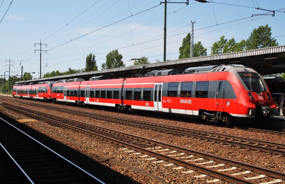 Hier 442 634-2 und 442 139-2 als RE7 (RE18717)  Airport-Express  von Zossen nach Dessau Hbf., dieser Triebzugverband stand am 1.8.2015 in Berlin Schönefeld Flughafen. 