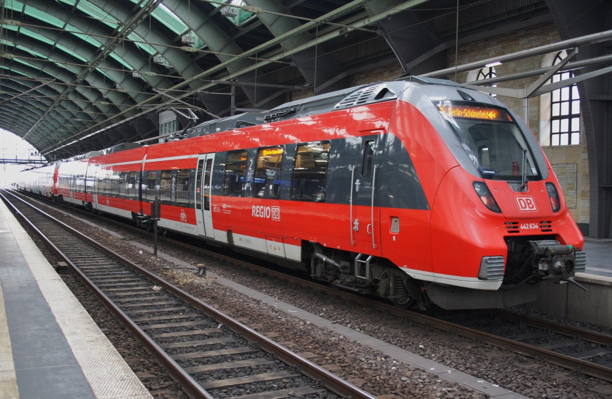 Hier 442 634-2 und 442 820-7 als RB14 (RB18919) von Nauen nach Berlin Schönefeld Flughafen, dieser Triebzugverband stand am 3.2.2014 in Berlin Ostbahnhof.