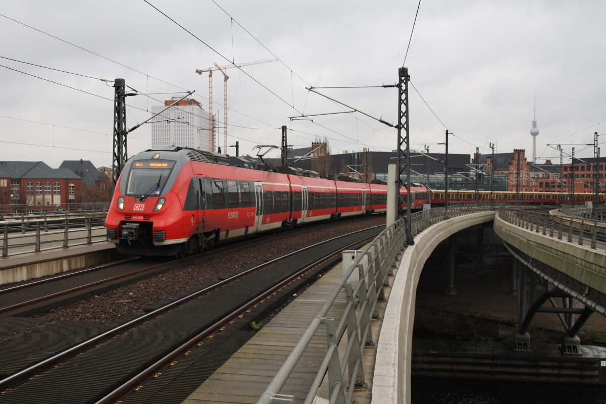 Hier 442 818-1 als RE7 (RE18717)  Aiport-Express  von Wünsdorf-Waldstadt nach Dessau Hbf., bei der Einfahrt am 18.12.2015 in Berlin Hbf. 