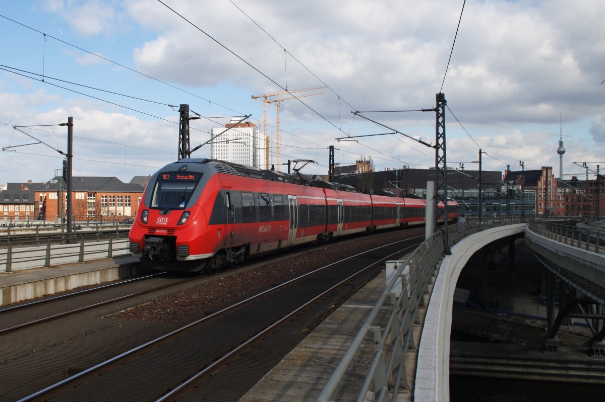 Hier 442 822-3 als RE7 (RE18721)  Airport-Express  von Zossen nach Dessau Hbf., bei der Einfahrt am 6.4.2015 in Berlin Hbf. 