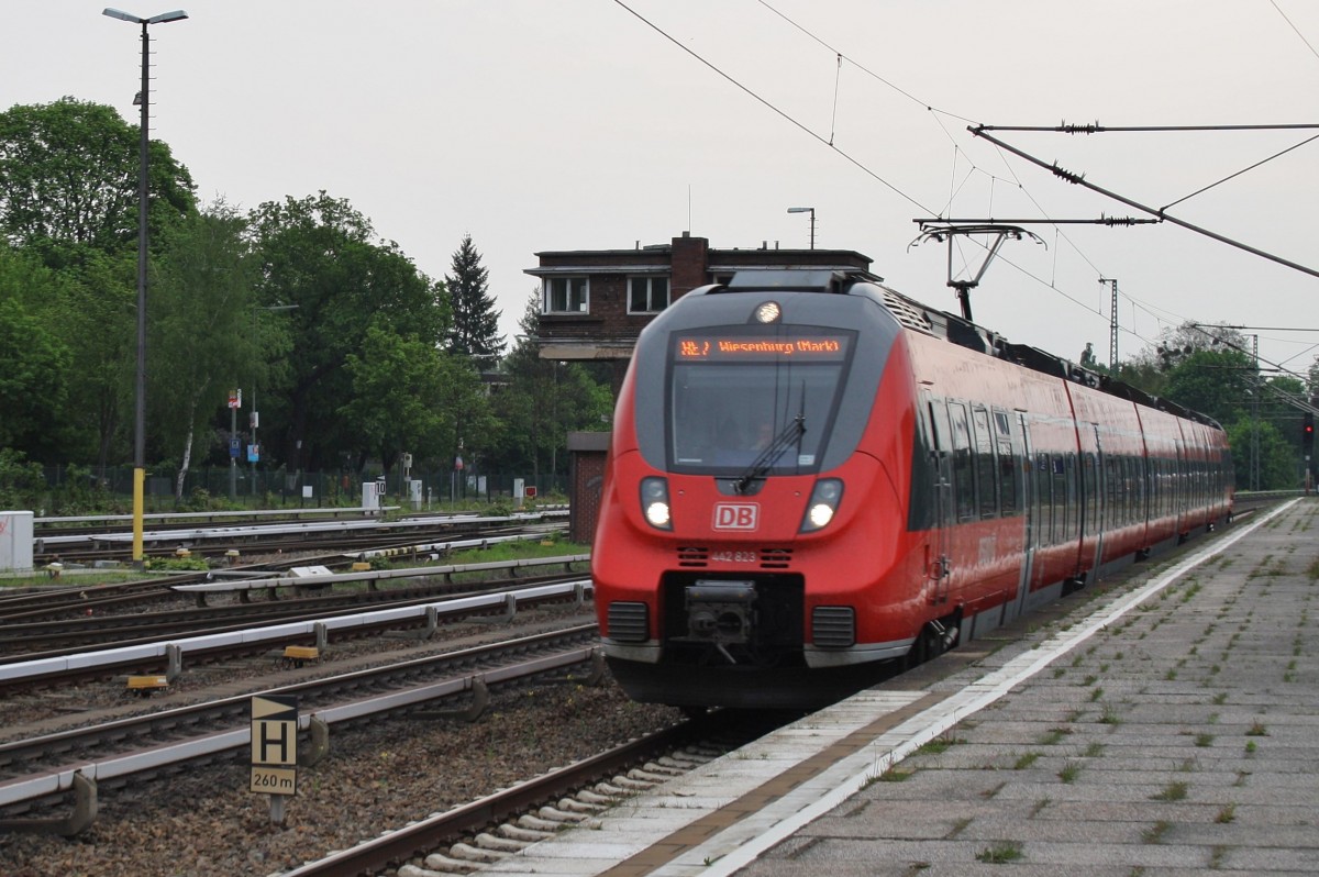 Hier 442 823-1 als RE7 (RE18705)  Airport-Express Schönefeld  von Wünsdorf-Waldstadt nach Wiesenburg(Mark), bei der Einfahrt am 1.5.2014 in Berlin Wannsee.
