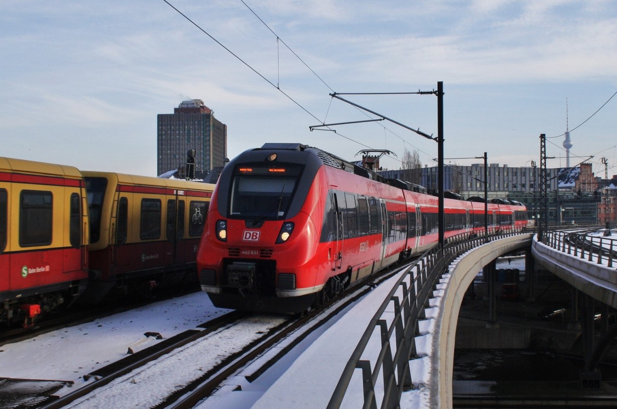 Hier 442 831-4 als RB14 (RB18914) von Berlin Schönefeld Flughafen nach Nauen, bei der Einfahrt am 1.2.2014 in Berlin Hbf.