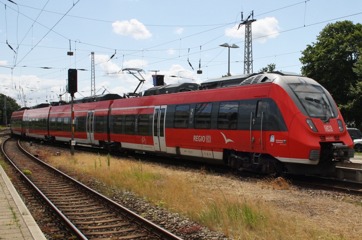 Hier 442 837-1 als S3 von Güstrow nach Warnemünde, bei der Einfahrt am 26.7.2015 in Warnemünde.