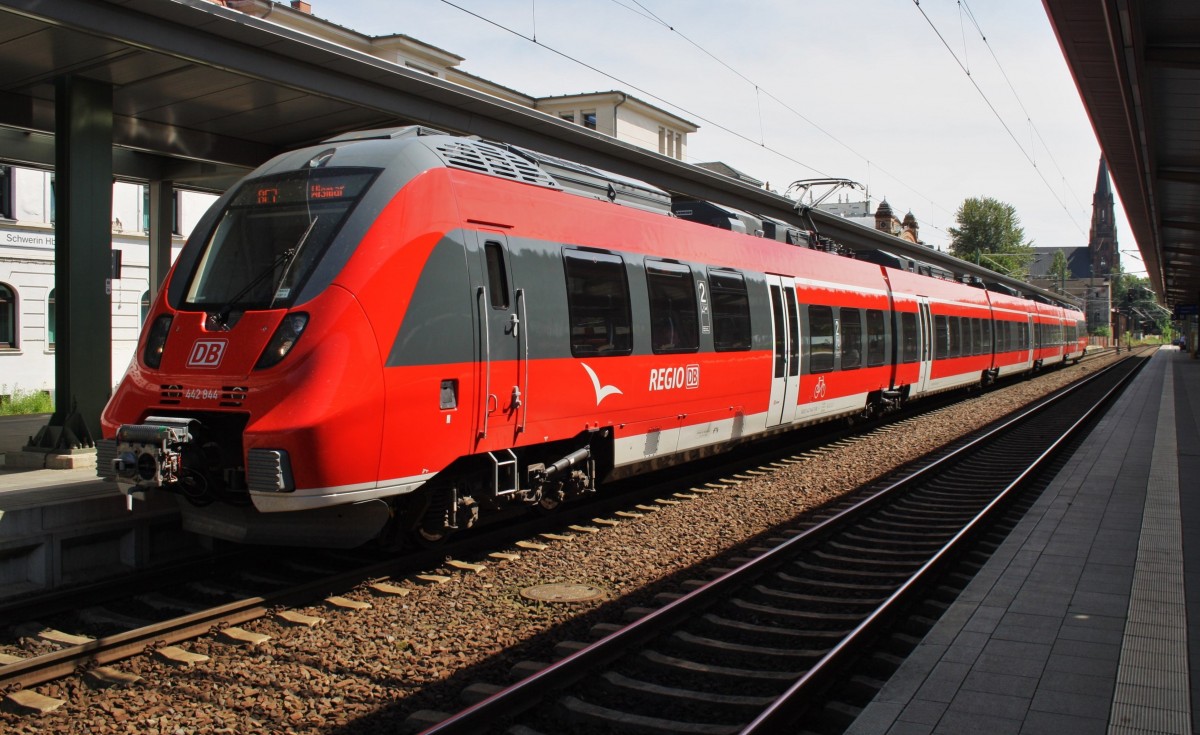 Hier 442 844-7 als RE7 (RE4380) von Ludwigslust nach Wismar, dieser Triebzug stand am 21.7.2014 in Schwerin Hbf. 