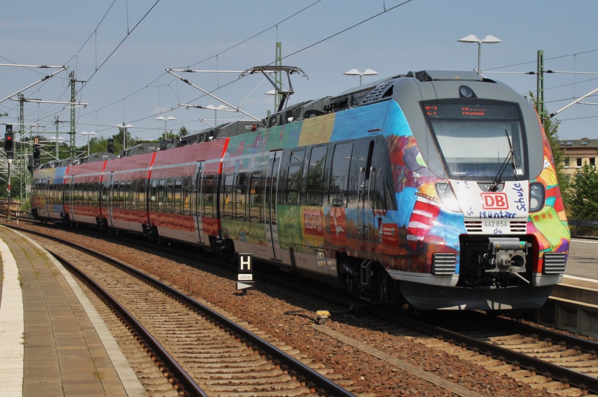 Hier 442 854-6 als RE7 (RE4378) von Ludwigslust nach Wismar, bei der Ausfahrt am 21.7.2014 aus Schwerin Hbf. 