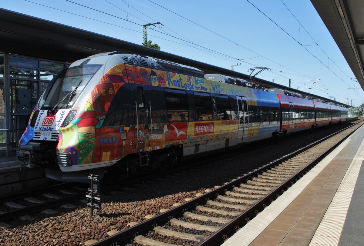 Hier 442 854-6 als RE7 (RE4347) von Wismar nach Ludwigslust, dieser Triebzug stand am 21.7.2014 in Schwerin Hbf. 