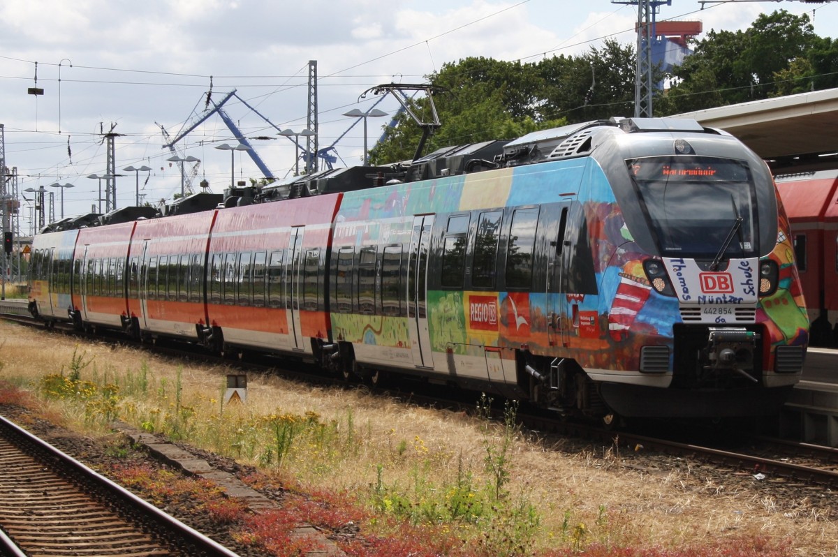 Hier 442 854-6 als S2 von Güstrow nach Warnemünde, bei der Einfahrt am 26.7.2015 in Warnemünde.