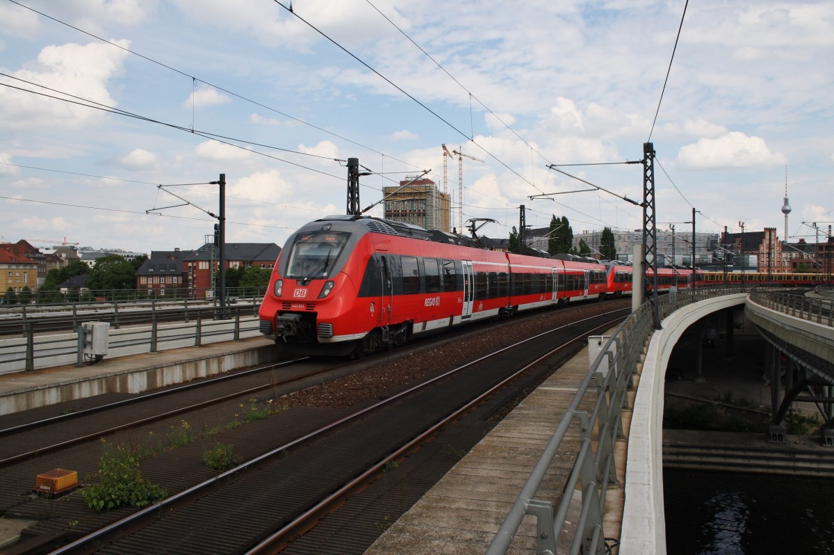 Hier 443 631-8 als RB21 (RB18672) von Berlin Friedrichstraße nach Golm mit 442 125-1 als RB22 (RB18672)  Airport-Express  von Berlin Friedrichstraße nach Berlin Schönefeld Flughafen, bei der Einfahrt am 27.6.2014 in Berlin Hbf. 	