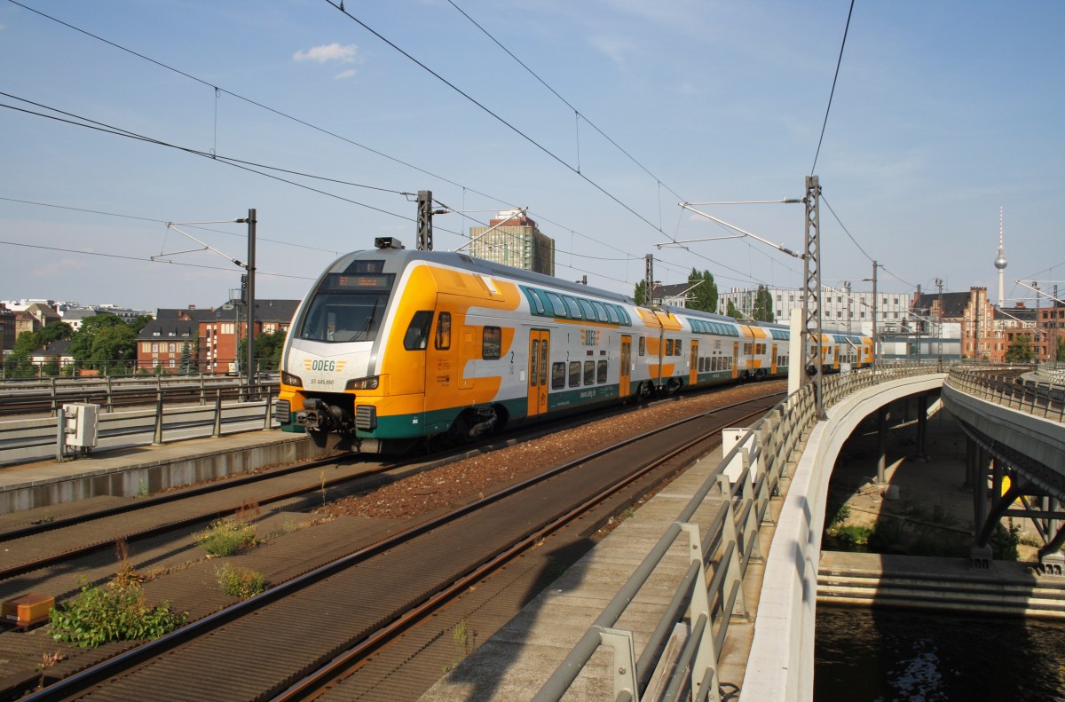 Hier 445 100-1 als RE2 (RE37375) von Cottbus nach Wismar, bei der Einfahrt am 27.7.2013 in Berlin Hbf. 