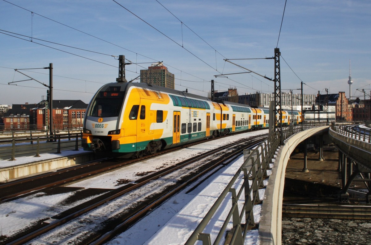 Hier 445 100-1 als RE2 (RE83967) von Cottbus nach Wismar, bei der Einfahrt am 1.2.2014 in Berlin Hbf.