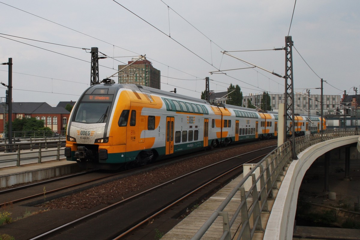 Hier 445 101-9 als RE2 (RE37377) von Cottbus nach Wittenberge, bei der Einfahrt am 26.7.2013 in Berlin Hbf. 