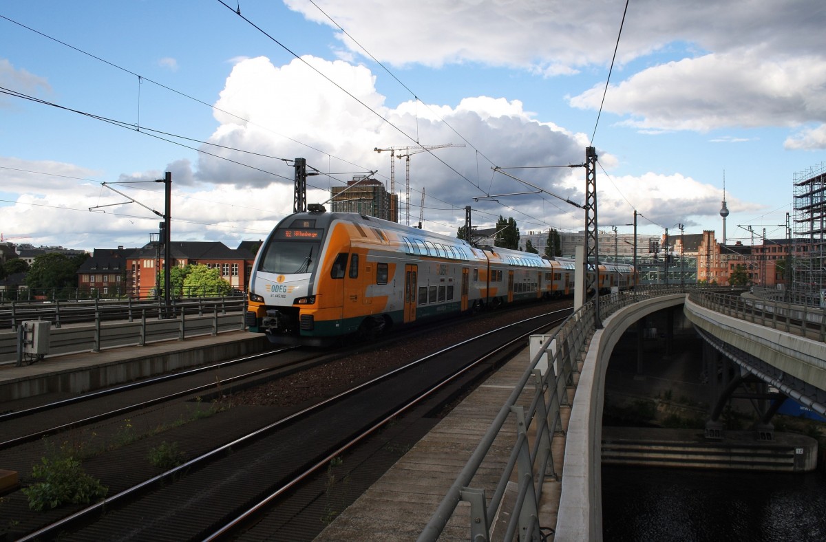 Hier 445 102-7 als RE2 (RE83977) von Cottbus nach Wittenberge, bei der Einfahrt am 14.6.2014 in Berlin Hbf. 