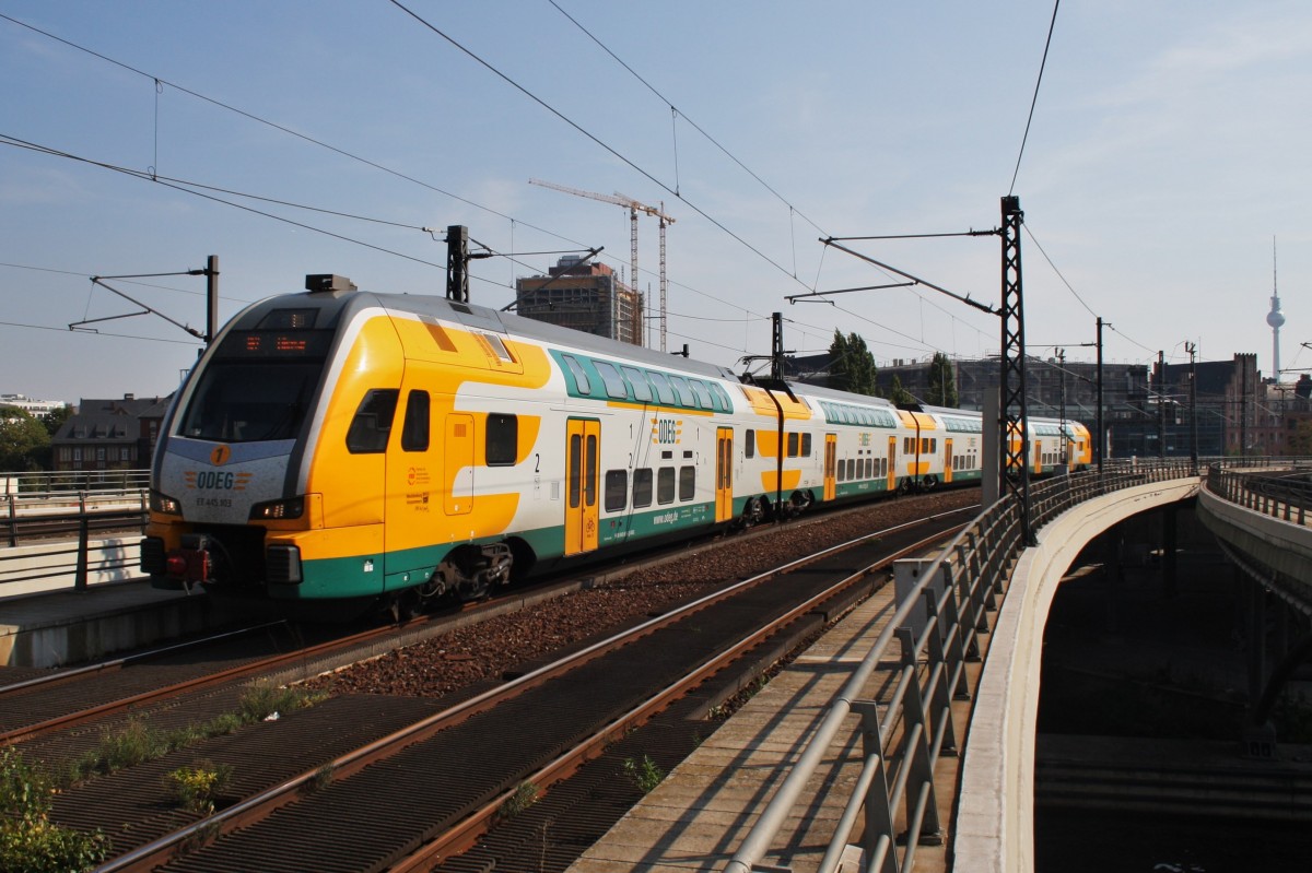 Hier 445 103-5 als RE2 (RE83963) von Cottbus nach Wismar, bei der Einfahrt am 6.9.2014 in Berlin Hbf.