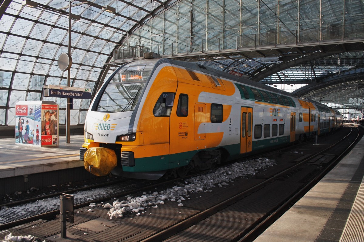 Hier 445 104-3 als RE2 (RE83964) von Wittenberge nach Cottbus, dieser Triebzug stand am 1.2.2014 in Berlin Hbf.