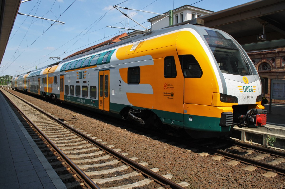 Hier 445 104-3 als RE2 (RE83963) von Cottbus nach Wismar, dieser Triebzug stand am 21.7.2014 in Schwerin Hbf.