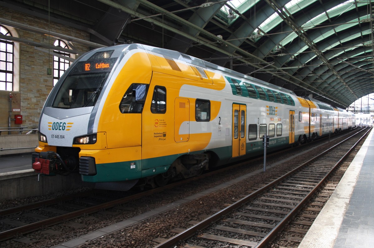 Hier 445 104-3 als RE2 (RE79470) von Wismar nach Cottbus, dieser Triebzug stand am 1.8.2015 in Berlin Ostbahnhof. 