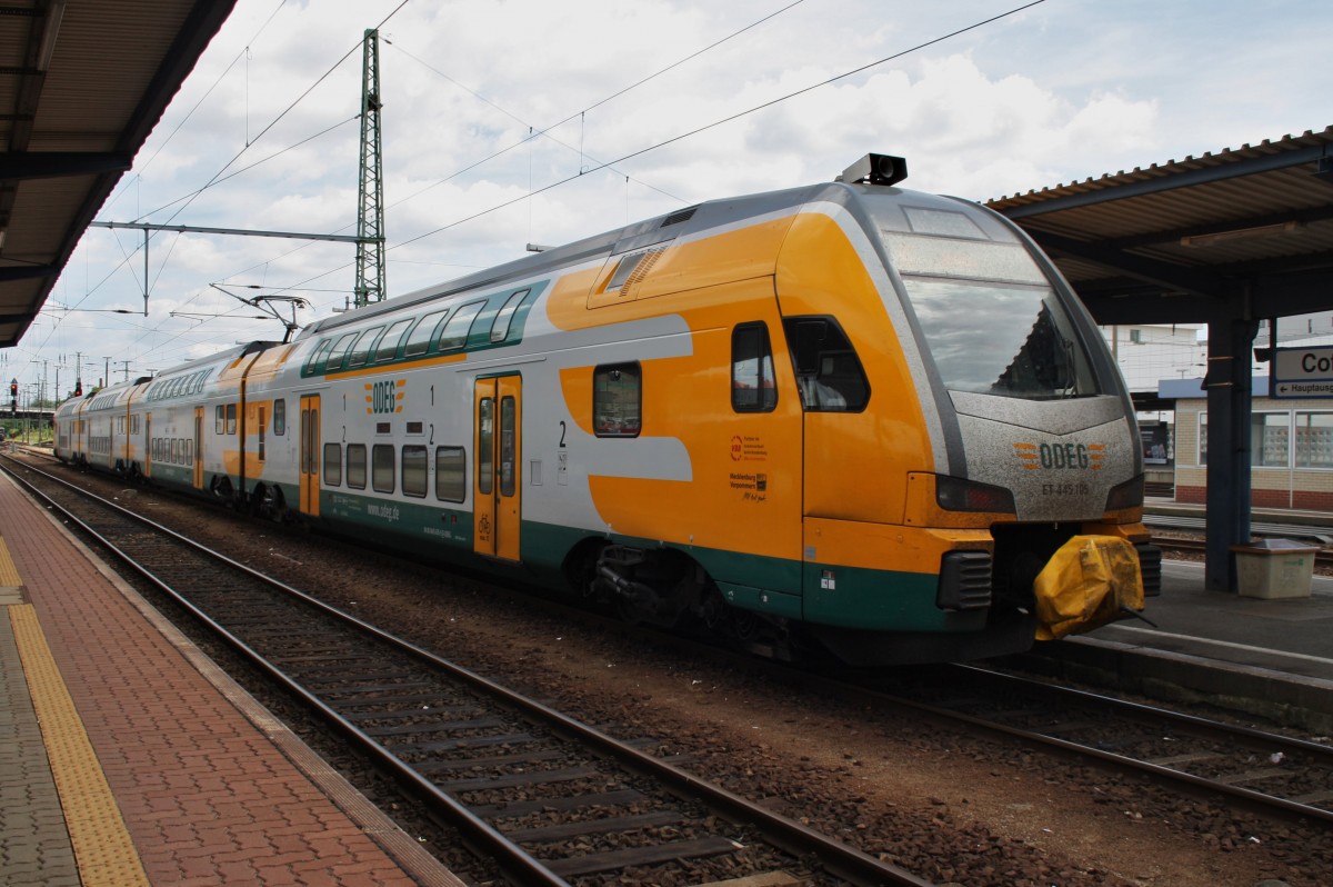 Hier 445 105-0 als RE2 (RE37371) von Cottbus nach Wismar, dieser Triebzug stand am 19.7.2013 in Cottbus. 