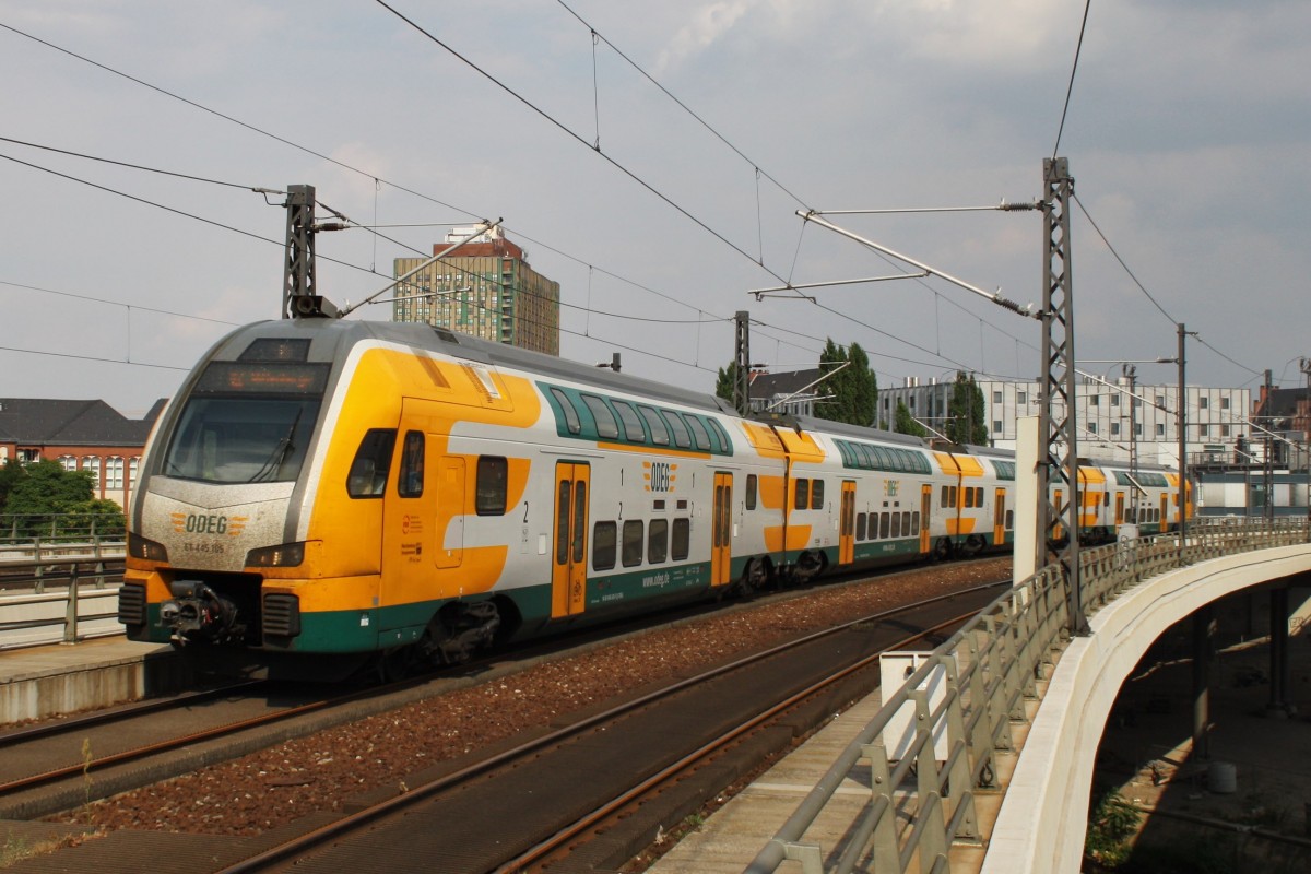 Hier 445 105-0 als RE2 (RE37373) von Cottbus nach Wittenberge, bei der Einfahrt am 26.7.2013 in Berlin Hbf. 