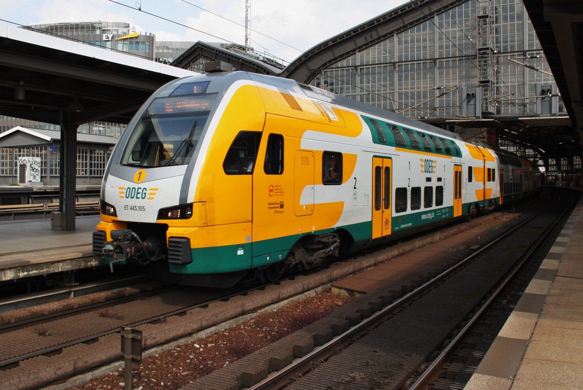 Hier 445 105-0 als RE2 (RE83973) von Cottbus nach Wittenberge, bei der Ausfahrt am 27.6.2014 aus Berlin Friedrichstraße. 