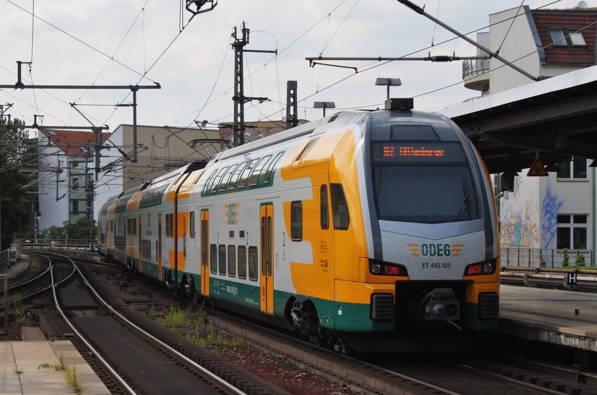 Hier 445 105-0 als RE2 (RE83973) von Cottbus nach Wittenberge, bei der Ausfahrt am 27.6.2014 aus Berlin Friedrichstraße. 