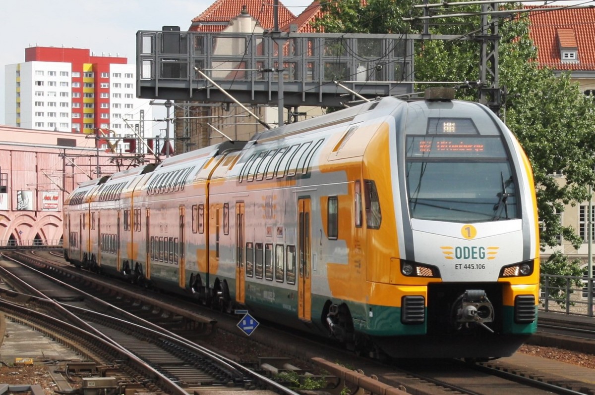 Hier 445 106-8 als RE2 (RE83973) von Cottbus nach Wittenberge, bei der Einfahrt am 28.6.2014 in Berlin Alexanderplatz. 