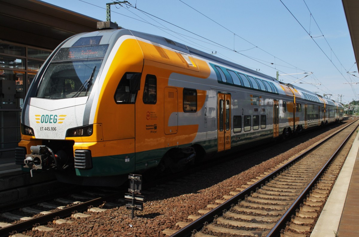 Hier 445 106-8 als RE2 (RE83974) von Wismar nach Cottbus, dieser Triebzug stand am 21.7.2014 in Schwerin Hbf. 