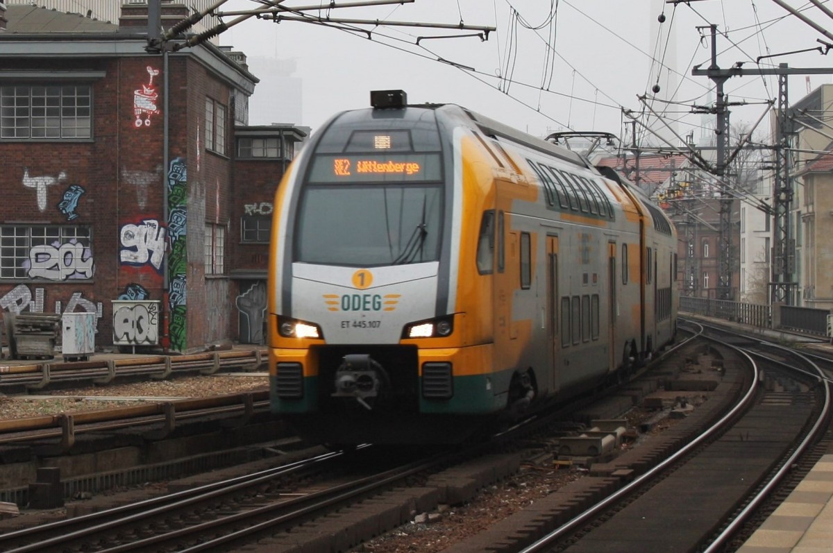 Hier 445 107-6  Lübben  als RE2 (RE37361) von Cottbus nach Wittenberge, bei der Einfahrt am 16.11.2013 in Berlin Friedrichstraße. 
