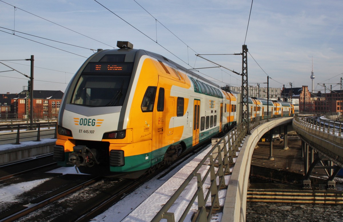 Hier 445 107-6  Lübben  als RE2 (RE83970) von Wismar nach Cottbus, bei der Ausfahrt am 1.2.2014 aus Berlin Hbf.