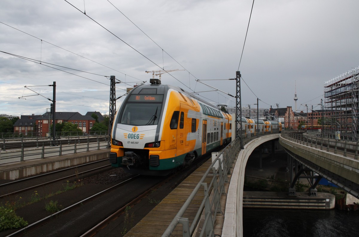 Hier 445 107-6  Lübben  als RE2 (RE83974) von Wismar nach Cottbus, bei der Ausfahrt am 14.6.2014 aus Berlin Hbf.
